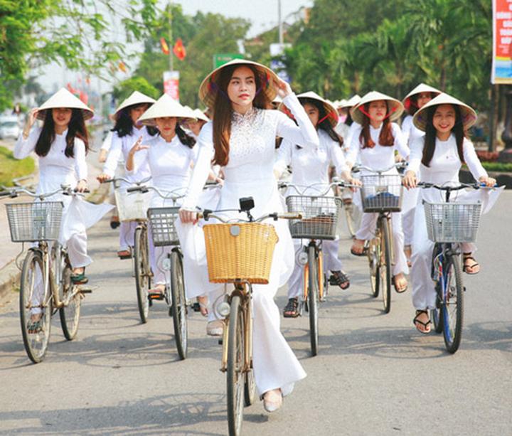 Blouse tay phồng nhẹ: Kiểu tay phồng lại là một trong những kiểu được ưa chuộng